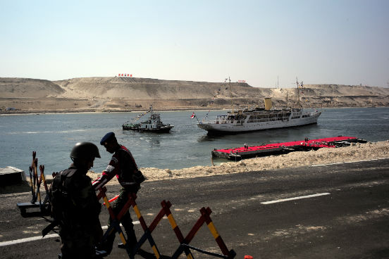 As autoridades egípcias armaram um forte esquema de segurança para a realização da cerimônia de inauguração. A península do Sinai, que fica próxima à região do canal, apresenta uma atividade intensa de grupos islâmicos extremistas. Eles já mataram centenas de civis desde o golpe que derrubou o presidente Mohammed Morsi em 2013. (Imagem: Getty Images) As autoridades egípcias armaram um forte esquema de segurança para a realização da cerimônia de inauguração. A península do Sinai, que fica próxima à região do canal, apresenta uma atividade intensa de grupos islâmicos extremistas. Eles já mataram centenas de civis desde o golpe que derrubou o presidente Mohammed Morsi em 2013. (Imagem: Getty Images)