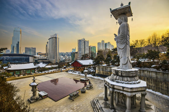 A capital da Coreia do Sul se destaca pela forte reputação das suas universidades entre empregadores nacionais e internacionais. Outro grande atrativo da cidade é que a vida lá promete não ser monótona, já que a cidade permanece ativa 24 horas por dia. (Imagem: Thinkstock)