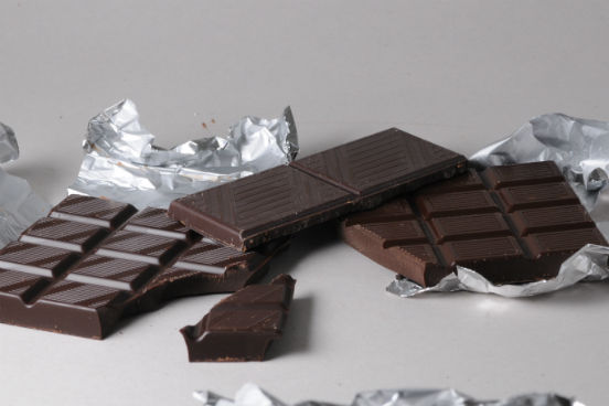 O chocolate amargo pode não ser o preferido de muitos, mas é a maneira mais saudável de se consumir esse doce. Se precisar de uma recompensa entre uma tarefa e outra nos estudos, pode escolher um chocolate amargo de boa qualidade. Ele ajuda a aumentar o fluxo sanguíneo para o cérebro e também traz outros benefícios para a saúde, como redução da pressão arterial e do risco de acidentes vasculares cerebrais (AVCs). Mas é preciso lembrar que o chocolate amargo ainda contém muitas calorias e gordura saturada, e por isso ele deve ser consumido em pequenas quantidades. (Imagem: Wikimedia Commons) O chocolate amargo pode não ser o preferido de muitos, mas é a maneira mais saudável de se consumir esse doce. Se precisar de uma recompensa entre uma tarefa e outra nos estudos, pode escolher um chocolate amargo de boa qualidade. Ele ajuda a aumentar o fluxo sanguíneo para o cérebro e também traz outros benefícios para a saúde, como redução da pressão arterial e do risco de acidentes vasculares cerebrais (AVCs). Mas é preciso lembrar que o chocolate amargo ainda contém muitas calorias e gordura saturada, e por isso ele deve ser consumido em pequenas quantidades. (Imagem: Wikimedia Commons)
