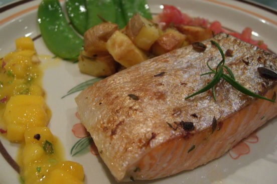 Peixes oleosos, como salmão e sardinha, apresentam altos índices de proteína e ômega 3, que são essenciais para o bom funcionamento do cérebro. Uma fatia de pão integral com sardinha enlatada, por exemplo, é uma opção cheia de carboidratos, vitaminas e proteína. (Imagem: Wikimedia Commons) Peixes oleosos, como salmão e sardinha, apresentam altos índices de proteína e ômega 3, que são essenciais para o bom funcionamento do cérebro. Uma fatia de pão integral com sardinha enlatada, por exemplo, é uma opção cheia de carboidratos, vitaminas e proteína. (Imagem: Wikimedia Commons)