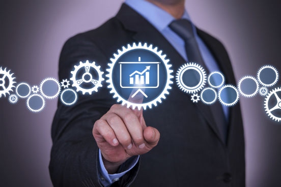 Até 2020, 35% das habilidades mais demandadas para a maioria das ocupações deve mudar. A afirmação parte de relatório produzido pelo Fórum Econômico Mundial publicado em janeiro de 2016.<br>As mudanças são justificadas no contexto da chamada Quarta Revolução Industrial: era da robótica avançada, automação no transporte, inteligência artificial e aprendizagem automática.<br>Sim, nos próximos quatro anos estes, e fatores sócio econômicos, geopolíticos e demográficos, terão impacto direto no mundo do trabalho: seja no surgimento ou desaparecimento de profissões, seja no hall de habilidades demandadas pelo mercado. A seguir, veja as 10 habilidades que todo profissional vai precisar até 2020, em maior ou menor escala, para ter sucesso no trabalho.(Imagem: iStock) Até 2020, 35% das habilidades mais demandadas para a maioria das ocupações deve mudar. A afirmação parte de relatório produzido pelo Fórum Econômico Mundial publicado em janeiro de 2016.<br>As mudanças são justificadas no contexto da chamada Quarta Revolução Industrial: era da robótica avançada, automação no transporte, inteligência artificial e aprendizagem automática.<br>Sim, nos próximos quatro anos estes, e fatores sócio econômicos, geopolíticos e demográficos, terão impacto direto no mundo do trabalho: seja no surgimento ou desaparecimento de profissões, seja no hall de habilidades demandadas pelo mercado. A seguir, veja as 10 habilidades que todo profissional vai precisar até 2020, em maior ou menor escala, para ter sucesso no trabalho.(Imagem: iStock)