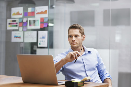 Pensamento estruturado, capacidade de comunicação clara, habilidade de fazer as perguntas certas, de reconhecer o problema atrás do problema e de olhar para uma questão sob diferentes perspectivas. Tudo isso define o conceito de pensamento crítico. No relatório publicado pelo Fórum Econômico Mundial, o pensamento crítico ainda é definido como o uso da lógica e da racionalização para identificar forças e fraquezas de soluções alternativas, conclusões e abordagens a problemas. Na segunda posição do ranking para 2020, esta era a quarta habilidade mais destacada nas previsões do Fórum para 2015. (Imagem: iStock) Pensamento estruturado, capacidade de comunicação clara, habilidade de fazer as perguntas certas, de reconhecer o problema atrás do problema e de olhar para uma questão sob diferentes perspectivas. Tudo isso define o conceito de pensamento crítico. No relatório publicado pelo Fórum Econômico Mundial, o pensamento crítico ainda é definido como o uso da lógica e da racionalização para identificar forças e fraquezas de soluções alternativas, conclusões e abordagens a problemas. Na segunda posição do ranking para 2020, esta era a quarta habilidade mais destacada nas previsões do Fórum para 2015. (Imagem: iStock)