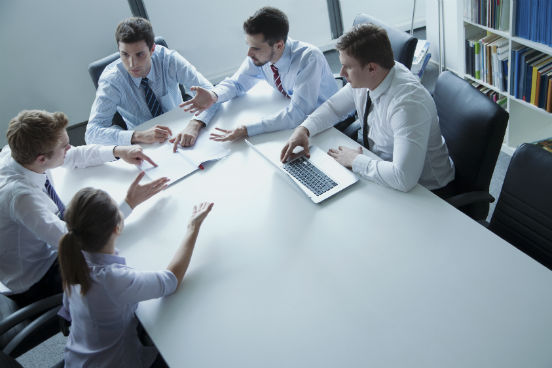 A inclinação para ajudar os outros perdeu uma posição no ranking, na comparação com as demandas do mercado para 2015 e para 2020. No entanto, é ainda vista como uma habilidade indispensável ao trabalho em equipe. (Imagem: iStock) A inclinação para ajudar os outros perdeu uma posição no ranking, na comparação com as demandas do mercado para 2015 e para 2020. No entanto, é ainda vista como uma habilidade indispensável ao trabalho em equipe. (Imagem: iStock)