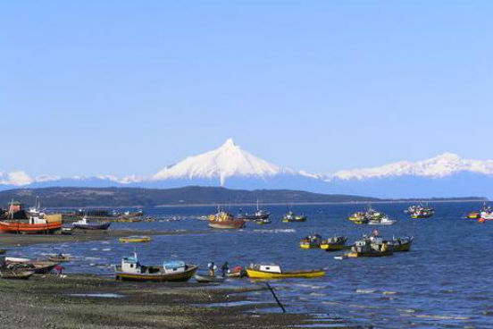 Graças à corrente de Humboldt, que se desloca da Antártica até o litoral do Chile e do Peru, esses países estão entre os maiores países pesqueiros do mundo. Ela é a corrente marítima mais fria do mundo, sendo que a sua temperatura chega a ser cerca de 7 ou 8 ºC inferior à temperatura média do oceano na mesma latitude. Além disso, a corrente de Humboldt é um dos fatores responsáveis pela formação do deserto do Atacama. (Imagem: Wikimedia Commons) Graças à corrente de Humboldt, que se desloca da Antártica até o litoral do Chile e do Peru, esses países estão entre os maiores países pesqueiros do mundo. Ela é a corrente marítima mais fria do mundo, sendo que a sua temperatura chega a ser cerca de 7 ou 8 ºC inferior à temperatura média do oceano na mesma latitude. Além disso, a corrente de Humboldt é um dos fatores responsáveis pela formação do deserto do Atacama. (Imagem: Wikimedia Commons)