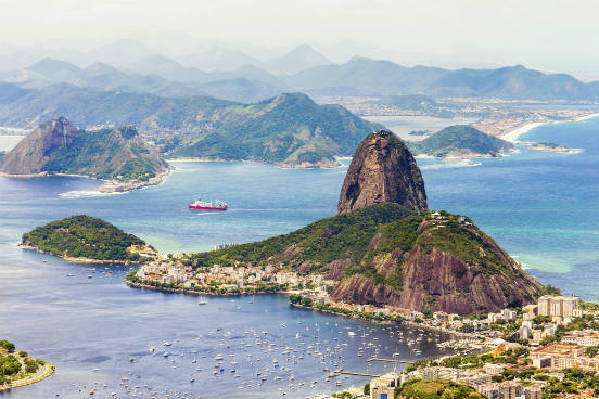 A corrente marítima Sul Equatorial é uma corrente quente, com origem na região equatorial, que se subdivide em corrente das Guianas (que vai para o norte) e em corrente do Brasil (que vai para o Sul). A corrente do Brasil é responsável pelas águas mornas do litoral nordestino brasileiro. (Imagem: Thinkstock) A corrente marítima Sul Equatorial é uma corrente quente, com origem na região equatorial, que se subdivide em corrente das Guianas (que vai para o norte) e em corrente do Brasil (que vai para o Sul). A corrente do Brasil é responsável pelas águas mornas do litoral nordestino brasileiro. (Imagem: Thinkstock)