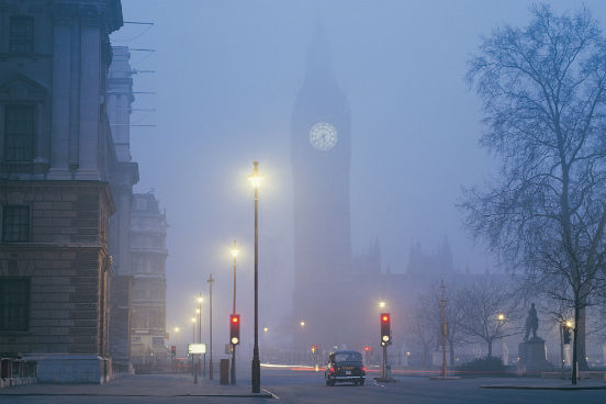 A corrente do Golfo também é responsável pelo nevoeiro (fog) típico de Londres no inverno, graças à evaporação e à condensação das águas do mar do Norte. Junto à poluição, esse nevoeiro recebe o nome de smog (smoke + fog). (Imagem: Thinkstock) A corrente do Golfo também é responsável pelo nevoeiro (fog) típico de Londres no inverno, graças à evaporação e à condensação das águas do mar do Norte. Junto à poluição, esse nevoeiro recebe o nome de smog (smoke + fog). (Imagem: Thinkstock)