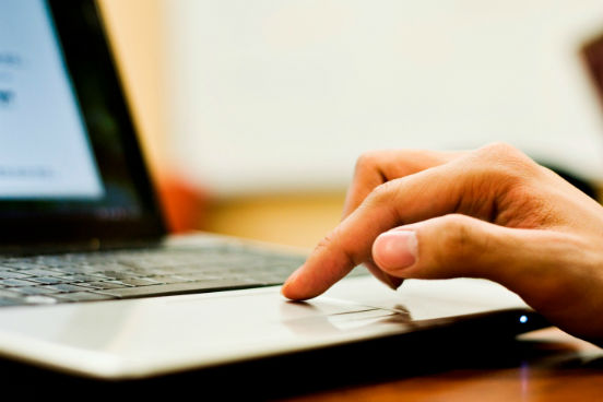O curso analisa a relação entre Direito e tecnologia, com ênfase nos impactos da atuação de grandes empresas do setor, como Microsoft e Google. Além de oferecer uma perspectiva histórica que remonta ao surgimento do primeiro PC em 1975, o professor Randal C. Picker, da University of Chicago, também aborda temas atuais como a onipresença dos smartphones e a neutralidade da rede. Clique no Leia mais para acessar o conteúdo. (Imagem: Thinkstock) O curso analisa a relação entre Direito e tecnologia, com ênfase nos impactos da atuação de grandes empresas do setor, como Microsoft e Google. Além de oferecer uma perspectiva histórica que remonta ao surgimento do primeiro PC em 1975, o professor Randal C. Picker, da University of Chicago, também aborda temas atuais como a onipresença dos smartphones e a neutralidade da rede. Clique no Leia mais para acessar o conteúdo. (Imagem: Thinkstock)