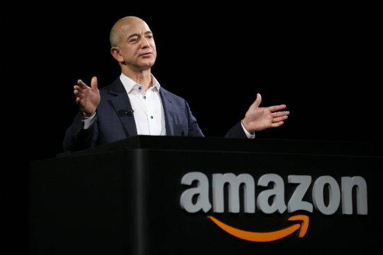Muito antes de fundar a gigante de com&eacute;rcio eletr&ocirc;nico Amazon, Jeff Bezos passou muitas f&eacute;rias de ver&atilde;o trabalhando como chapeiro no McDonalds. Segundo o empres&aacute;rio, o maior desafio na rede de fast-food era manter a calma e o foco durante o hor&aacute;rio de pico. (Imagem: Getty Images)