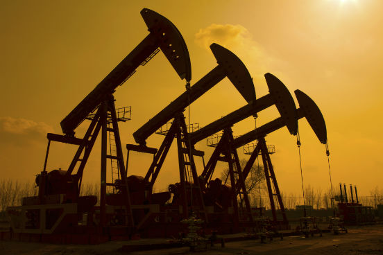 São consideradas fontes não renováveis de energia aquelas que existem na natureza em quantidade limitadas, ou seja, que dependem de processos geológicos para se tornarem disponíveis. 60,6% da nossa energia vem de meios não renováveis, como petróleo e derivados, gás natural, carvão mineral e urânio. Dentre eles, petróleo e seus derivados - como gasolina e óleo diesel - são as fontes mais utilizadas. (Imagem: Thinkstock) São consideradas fontes não renováveis de energia aquelas que existem na natureza em quantidade limitadas, ou seja, que dependem de processos geológicos para se tornarem disponíveis. 60,6% da nossa energia vem de meios não renováveis, como petróleo e derivados, gás natural, carvão mineral e urânio. Dentre eles, petróleo e seus derivados - como gasolina e óleo diesel - são as fontes mais utilizadas. (Imagem: Thinkstock)