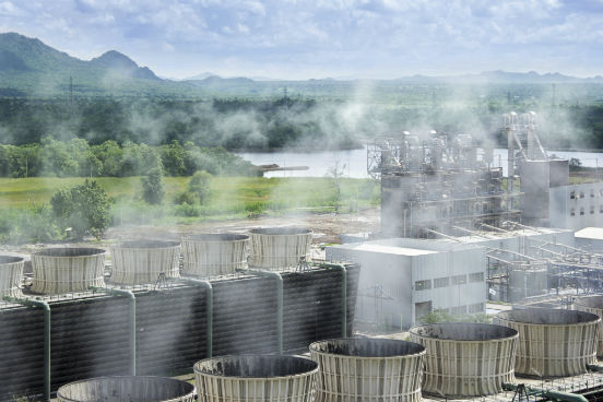 As usinas termelétricas produzem energia elétrica a partir da energia liberada em forma de calor devido à queima de um combustível fóssil (bagaço da cana, carvão natural, madeira, gás natural). Em 2014, 34,7% da energia elétrica gerada no Brasil veio das usinas termelétricas, sendo que em 2013 esse número foi de 30,4%. A maior necessidade de gerar energia através das usinas termelétricas teve como consequência um aumento na conta de luz dos brasileiros devido ao alto preço dos combustíveis fósseis. (Imagem: Thinkstock) As usinas termelétricas produzem energia elétrica a partir da energia liberada em forma de calor devido à queima de um combustível fóssil (bagaço da cana, carvão natural, madeira, gás natural). Em 2014, 34,7% da energia elétrica gerada no Brasil veio das usinas termelétricas, sendo que em 2013 esse número foi de 30,4%. A maior necessidade de gerar energia através das usinas termelétricas teve como consequência um aumento na conta de luz dos brasileiros devido ao alto preço dos combustíveis fósseis. (Imagem: Thinkstock)