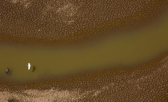 CRISES HÍDRICAS | No último ano, um dos assuntos mais discutidos nos noticiários foi a escassez de água nas grandes metrópoles brasileiras, como São Paulo e Rio de Janeiro, relacionadas tanto a aspectos naturais quanto à omissão de governantes. (Imagem: Getty Images) CRISES HÍDRICAS | No último ano, um dos assuntos mais discutidos nos noticiários foi a escassez de água nas grandes metrópoles brasileiras, como São Paulo e Rio de Janeiro, relacionadas tanto a aspectos naturais quanto à omissão de governantes. (Imagem: Getty Images)