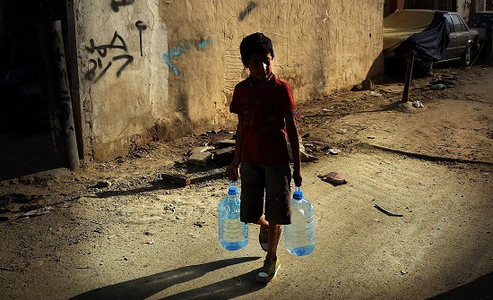 GUERRAS PELA ÁGUA | Vale pesquisar os conflitos que já ocorreram pelo mundo pelo controle da água e rios importantes. Entre eles, as guerras no Sudão, a Guerra da Água (insurreição na Bolívia), a Guerra dos Seis Dias (pelo controle do rio Jordão), entre outros. Vale ressaltar também as atuais regiões de guerra que sofrem com a escassez de água e outros suprimentos básicos. (Imagem: Getty Images) GUERRAS PELA ÁGUA | Vale pesquisar os conflitos que já ocorreram pelo mundo pelo controle da água e rios importantes. Entre eles, as guerras no Sudão, a Guerra da Água (insurreição na Bolívia), a Guerra dos Seis Dias (pelo controle do rio Jordão), entre outros. Vale ressaltar também as atuais regiões de guerra que sofrem com a escassez de água e outros suprimentos básicos. (Imagem: Getty Images)