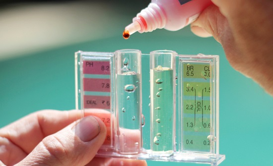 MATÉRIA E CÁLCULOS | Em química, foco nas propriedades da água e nos tipos de ligações químicas ocasionadas ou facilitadas pela água. Atenção também aos tópicos concentração e solubilidade. (Imagem: iStock) MATÉRIA E CÁLCULOS | Em química, foco nas propriedades da água e nos tipos de ligações químicas ocasionadas ou facilitadas pela água. Atenção também aos tópicos concentração e solubilidade. (Imagem: iStock)