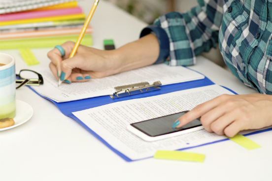 Conciliando aprendizagem e tecnologia, muitos aplicativos para smartphone foram criados com o intuito de potencializar os estudos. A seguir, listamos 10 deles, que prometem auxiliar desde a prática de idiomas até os estudos para o vestibular - tudo de forma bastante simples e lúdica. (Imagem: iStock) Conciliando aprendizagem e tecnologia, muitos aplicativos para smartphone foram criados com o intuito de potencializar os estudos. A seguir, listamos 10 deles, que prometem auxiliar desde a prática de idiomas até os estudos para o vestibular - tudo de forma bastante simples e lúdica. (Imagem: iStock)