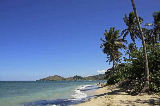 São ventos que acontecem periodicamente, como as brisas litorâneas, por exemplo. Durante o dia, o vento sopra do oceano, que possui uma maior pressão atmosférica, em direção ao continente, que possui menor pressão atmosférica. O fenômeno se inverte à noite, já que o solo e as rochas do continente resfriam mais rápido que a água - a pressão fica, portanto, maior no continente do que oceano. (Imagem: iStock)