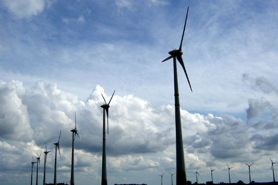 São os ventos que ficam restritos a certas áreas, onde as regiões de baixa e alta pressão ficam próximas. Eles também podem sofrer influência do relevo local. No Brasil, o mais conhecido é o vento minuano, que acontece no Rio Grande do Sul. A imagem mostra o parque eólico de Osório, cidade gaúcha que fica a cerca de 90 km de Porto Alegre. (Imagem: Wikimedia Commons) São os ventos que ficam restritos a certas áreas, onde as regiões de baixa e alta pressão ficam próximas. Eles também podem sofrer influência do relevo local. No Brasil, o mais conhecido é o vento minuano, que acontece no Rio Grande do Sul. A imagem mostra o parque eólico de Osório, cidade gaúcha que fica a cerca de 90 km de Porto Alegre. (Imagem: Wikimedia Commons)