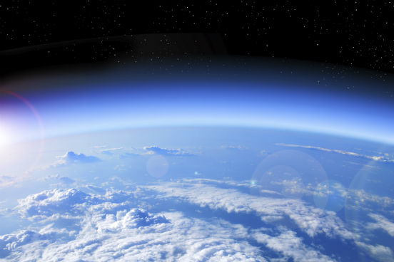 A atmosfera é uma camada de gases que envolve a Terra. Por realizar a absorção de raios ultravioletas emitidos pelo Sol e aquecer a superfície por meio da retenção de calor, o que diminui a diferença de temperatura entre o dia e a noite na Terra, a atmosfera é fundamental para a manutenção da vida na superfície do planeta. Além disso, a atmosfera também é o local onde ocorrem os fenômenos metereológicos terrestres. Saiba mais a seguir. (Imagem: iStock) A atmosfera é uma camada de gases que envolve a Terra. Por realizar a absorção de raios ultravioletas emitidos pelo Sol e aquecer a superfície por meio da retenção de calor, o que diminui a diferença de temperatura entre o dia e a noite na Terra, a atmosfera é fundamental para a manutenção da vida na superfície do planeta. Além disso, a atmosfera também é o local onde ocorrem os fenômenos metereológicos terrestres. Saiba mais a seguir. (Imagem: iStock)