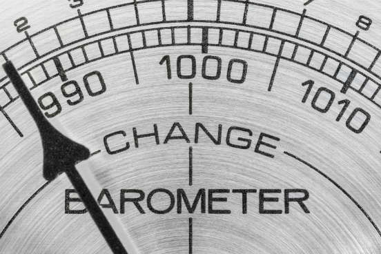 A pressão atmosférica nada mais é do que a pressão que toda essa camada de gases exerce sobre a superfície da Terra. Ela varia conforme a altitude e a latitude: quanto maior a altitude, menor a pressão atmosférica; já quanto maior a latitude, maior a pressão atmosférica. Devido à diferença de pressão entre as diversas regiões do planeta, o ar atmosférico se movimenta, o que leva à existência de diferentes tipos de ventos. (Imagem: iStock) A pressão atmosférica nada mais é do que a pressão que toda essa camada de gases exerce sobre a superfície da Terra. Ela varia conforme a altitude e a latitude: quanto maior a altitude, menor a pressão atmosférica; já quanto maior a latitude, maior a pressão atmosférica. Devido à diferença de pressão entre as diversas regiões do planeta, o ar atmosférico se movimenta, o que leva à existência de diferentes tipos de ventos. (Imagem: iStock)