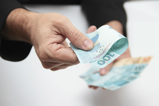 Em qual capital brasileira você tem chances de ganhar mais? Nesta galeria, você pode ver o salário médio em dez capitais do país. O ranking está organizado a partir dos maiores valores, considerando como referência o salário mínimo médio de 2013, que foi de R$ 678,00. Os dados são do Cadastro Central de Empresas 2013, divulgado pelo IBGE. (Imagem: Thinkstock) Em qual capital brasileira você tem chances de ganhar mais? Nesta galeria, você pode ver o salário médio em dez capitais do país. O ranking está organizado a partir dos maiores valores, considerando como referência o salário mínimo médio de 2013, que foi de R$ 678,00. Os dados são do Cadastro Central de Empresas 2013, divulgado pelo IBGE. (Imagem: Thinkstock)