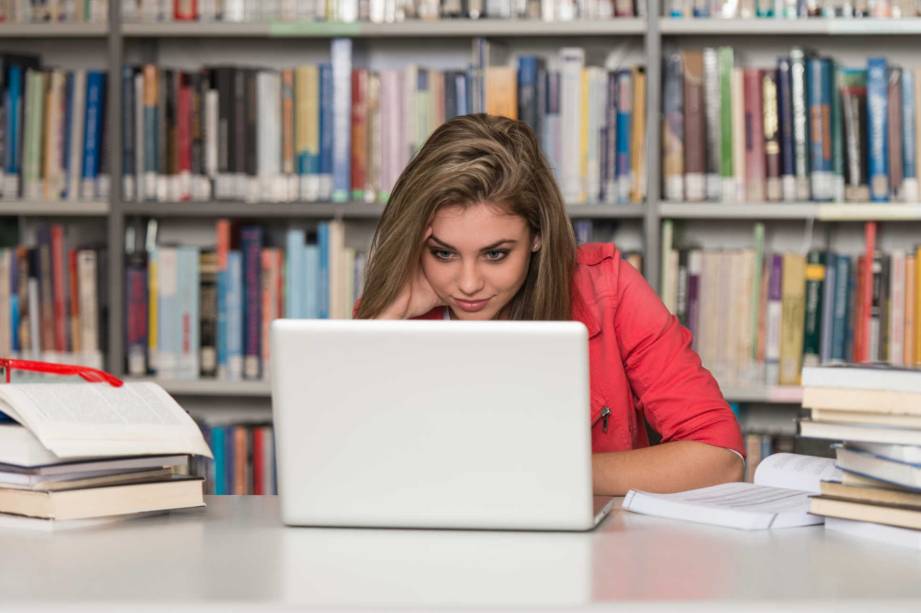 São equivalentes aos cursos de especialização. Podem incluir atividades como chats, fóruns, testes, trabalhos e avaliações dissertativas no ambiente virtual de aprendizagem. Apesar de serem realizados a distância, apresentam uma programação de aulas presenciais pré-estabelecida no cronograma do curso. (Créditos: Ibrakovic/Thinkstock) São equivalentes aos cursos de especialização. Podem incluir atividades como chats, fóruns, testes, trabalhos e avaliações dissertativas no ambiente virtual de aprendizagem. Apesar de serem realizados a distância, apresentam uma programação de aulas presenciais pré-estabelecida no cronograma do curso. (Créditos: Ibrakovic/Thinkstock)