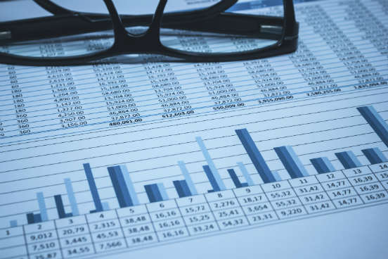 Os professores ensinam a aplicar conceitos e métodos matemáticos mais usadas por cientistas de dados para reduzir incertezas e obter informações estratégicas a partir dos dados. O foco está em dois modelos preditivos: classificação binária e regressão linear. Para acompanhar o curso, o aluno precisa ter alguma familiaridade com álgebra, logaritmos, entre outras ferramentas matemáticas. (Imagem: iStock)