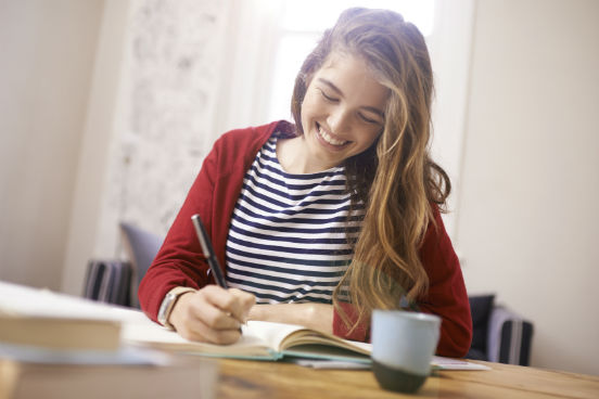 <strong>Encontre o método de estudo que funciona melhor para você. </strong>Lembre-se: o professor da faculdade não vai manter uma cobrança diária tão forte quanto a de um professor do colégio. É preciso saber lidar com essa liberdade para que isso não atrapalhe o seu rendimento. Considere qual ritmo de estudo se encaixa melhor com a sua rotina e o seu perfil: você pode tanto estudar todo o conteúdo da semana ou da quinzena em um só dia quanto dividir ao longo dos dias.