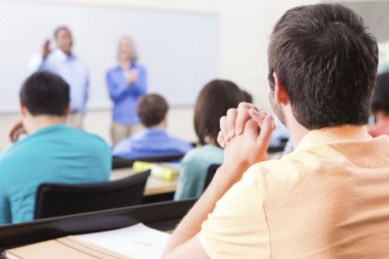 <strong>Participe dos eventos.&nbsp;</strong>No come&ccedil;o do ano letivo as universidades costumam preparar v&aacute;rios eventos de recep&ccedil;&atilde;o aos calouros, seja para conhecer melhor as mat&eacute;rias do seu curso, o seu departamento ou at&eacute; mesmo as depend&ecirc;ncias f&iacute;sicas da pr&oacute;pria institui&ccedil;&atilde;o. Essas atividades s&atilde;o interessantes para que voc&ecirc; n&atilde;o se sinta mais t&atilde;o perdido e j&aacute; possa conhecer os seus colegas de classe. (Imagem: iStock)