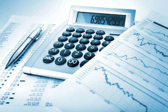 <strong>Fique de olho nas finan&ccedil;as.&nbsp;</strong>O in&iacute;cio da faculdade &eacute; um &oacute;timo momento para come&ccedil;ar a prestar aten&ccedil;&atilde;o na maneira como voc&ecirc; gasta seu dinheiro, principalmente se voc&ecirc; for estudar em outra cidade (mas isso n&atilde;o deixa de ser importante para quem continuar morando com os pais, tamb&eacute;m). Considere fazer um or&ccedil;amento mensal para entender os seus gastos e equilibr&aacute;-los para que n&atilde;o falte dinheiro no final do m&ecirc;s. Alguns sites e aplicativos, como Mint, Pocket Expense e You Need a Budget podem te ajudar a manter esse controle.