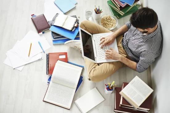 <strong>Mantenha a leitura em dia.&nbsp;</strong>Voc&ecirc; provavelmente vai ter que lidar com uma certa carga de leitura durante o semestre - principalmente se seu curso for Direito ou Letras, por exemplo. Os professores costumam passar toda a bibliografia que vai ser trabalhada ao longo das aulas j&aacute; no in&iacute;cio do semestre, o que possibilita organizar um calend&aacute;rio de leitura semanal ou quinzenal. Fa&ccedil;a um esfor&ccedil;o para manter um bom ritmo de leitura. Deixar para ler tudo perto das provas provavelmente ser&aacute; muito cansativo e voc&ecirc; n&atilde;o conseguir&aacute; tirar um bom proveito de todo o conte&uacute;do.