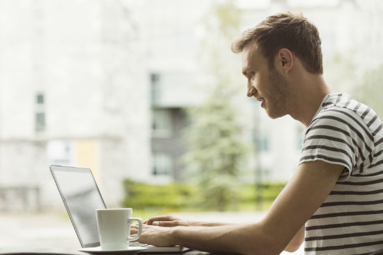 <strong>Use a internet para o seu bem. </strong>Sim, é extremamente tentador ficar checando as redes sociais ao longo do dia. O que você talvez não imagine é que elas podem ser utilizadas para o bem do seu aprendizado: procure páginas relacionadas ao seu curso, interaja com alunos do mesmo curso mas de outra faculdade ou até mesmo tire dúvidas em grupos criados para discutir uma das matérias que você está estudando.