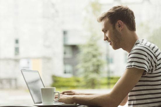 <strong>Use a internet para o seu bem.&nbsp;</strong>Sim, &eacute; extremamente tentador ficar checando as redes sociais ao longo do dia. O que voc&ecirc; talvez n&atilde;o imagine &eacute; que elas podem ser utilizadas para o bem do seu aprendizado: procure p&aacute;ginas relacionadas ao seu curso, interaja com alunos do mesmo curso mas de outra faculdade ou at&eacute; mesmo tire d&uacute;vidas em grupos criados para discutir uma das mat&eacute;rias que voc&ecirc; est&aacute; estudando.