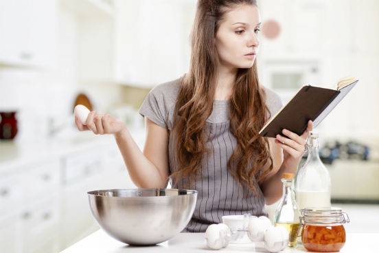 <strong>Aprenda a cozinhar, se voc&ecirc; ainda n&atilde;o sabe.&nbsp;</strong>Mesmo se voc&ecirc; ainda mora com os seus pais, aprender a cozinhar o b&aacute;sico &eacute; bastante interessante para aproveitar ainda mais a independ&ecirc;ncia que a faculdade te proporciona. Com a mudan&ccedil;a na sua rotina, n&atilde;o ser&atilde;o raros os momentos em que voc&ecirc; vai precisar se virar sozinho para ter o que comer - e viver s&oacute; de comida congelada ou delivery n&atilde;o &eacute; bom nem para o seu bolso e nem para a sua sa&uacute;de.