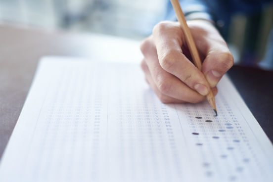 Mesmo com o curso sendo a distância, o MEC exige que todas as avaliações sejam feitas presencialmente na instituição. Além disso, conforme determinado a cada curso, podem existir outras atividades também presenciais, como estágios e atividades em laboratórios. Verificar se a instituição leva esses pontos a sério é uma boa forma de averiguar a sua qualidade de ensino. (Imagem: iStock) Mesmo com o curso sendo a distância, o MEC exige que todas as avaliações sejam feitas presencialmente na instituição. Além disso, conforme determinado a cada curso, podem existir outras atividades também presenciais, como estágios e atividades em laboratórios. Verificar se a instituição leva esses pontos a sério é uma boa forma de averiguar a sua qualidade de ensino. (Imagem: iStock)