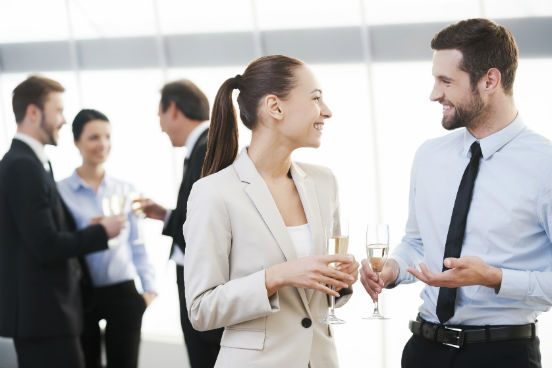 Em um evento, essa pergunta ajuda a começar uma conversa envolvente com facilidade, sem que você tenha a impressão de estar em uma conversa de elevador esquisita. Isso porque ela abre a oportunidade de os dois lados falarem um pouco sobre si mesmos e encontrarem pontos de carreira em comum, o que é exatamente o objetivo de quem está participando de um congresso ou evento de networking, por exemplo. (Imagem: iStock)