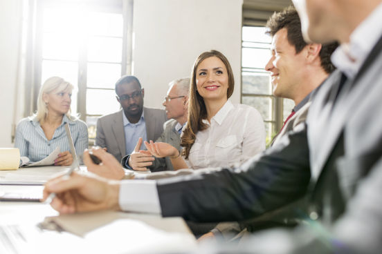 Em uma palestra, workshop ou congresso, ao invés de fazer as clássicas perguntas qual o seu nome? e o que você faz?, experimente perguntar para alguém o que o motivou a comparecer ao evento. A resposta para essa pergunta pode te dar a oportunidade de enxergar os objetivos de carreira dessa pessoa - o que aumenta as chances de você encontrar alguém realmente interessante para a sua rede de contatos. (Imagem: iStock)