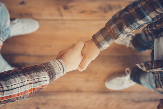 Se você realmente gostar de algo que alguém estiver vestindo, não hesite em fazer um elogio - mas sempre de uma forma educada e apropriada, obviamente. A pessoa irá se sentir lisonjeada e você pode engatar uma conversa divertida perguntando onde ela comprou esse item. Mas atenção, não finja e nem faça falsos elogios - muitas pessoas percebem facilmente quando o outro não está sendo sincero, e isso pode fazer com que você soe arrogante, por mais que sua intenção tenha sido boa. (Imagem: iStock) Se você realmente gostar de algo que alguém estiver vestindo, não hesite em fazer um elogio - mas sempre de uma forma educada e apropriada, obviamente. A pessoa irá se sentir lisonjeada e você pode engatar uma conversa divertida perguntando onde ela comprou esse item. Mas atenção, não finja e nem faça falsos elogios - muitas pessoas percebem facilmente quando o outro não está sendo sincero, e isso pode fazer com que você soe arrogante, por mais que sua intenção tenha sido boa. (Imagem: iStock)