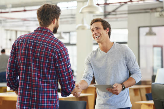 Deixar as pessoas usarem seus conhecimentos para lhe ajudar faz com que elas se sintam mais dispostas a se conectar com você. Vale pedir a opinião de alguém sobre algum projeto do trabalho ou até mesmo sobre que carro novo comprar: o importante é ser genuíno e realmente refletir sobre o conselho que a outra pessoa der para você. (Imagem: iStock) Deixar as pessoas usarem seus conhecimentos para lhe ajudar faz com que elas se sintam mais dispostas a se conectar com você. Vale pedir a opinião de alguém sobre algum projeto do trabalho ou até mesmo sobre que carro novo comprar: o importante é ser genuíno e realmente refletir sobre o conselho que a outra pessoa der para você. (Imagem: iStock)