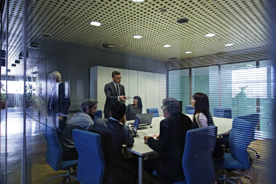 Conversas tendem a fluir em torno de experiências em comum, então nada mais simples do que trazer à tona o que você e os frequentadores do evento têm em comum: o que está acontecendo ao seu redor. Perguntar para alguém sobre o palestrante, os expositores ou até mesmo sobre os restaurantes mais próximos é uma boa maneira de iniciar uma conversa. (Imagem: iStock) Conversas tendem a fluir em torno de experiências em comum, então nada mais simples do que trazer à tona o que você e os frequentadores do evento têm em comum: o que está acontecendo ao seu redor. Perguntar para alguém sobre o palestrante, os expositores ou até mesmo sobre os restaurantes mais próximos é uma boa maneira de iniciar uma conversa. (Imagem: iStock)