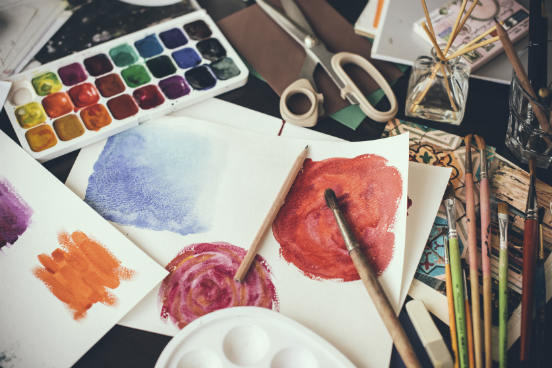 Apesar de cair um pouco para o lado pessoal, perguntar para uma pessoa o que ela faz para se divertir quando não está trabalhando ainda é profissionalmente aceitável. Conversar sobre hobbies traz mais leveza e humor para a conversa - além disso, você pode estabelecer uma conexão real com a outra pessoa. (Imagem: iStock) Apesar de cair um pouco para o lado pessoal, perguntar para uma pessoa o que ela faz para se divertir quando não está trabalhando ainda é profissionalmente aceitável. Conversar sobre hobbies traz mais leveza e humor para a conversa - além disso, você pode estabelecer uma conexão real com a outra pessoa. (Imagem: iStock)