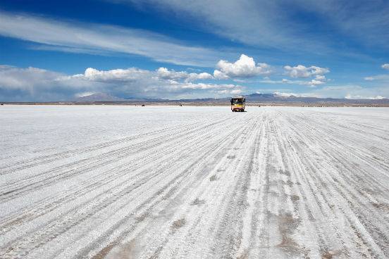 O Salar de Uyuni fica na regi&atilde;o de Potos&iacute;. Ele foi formado como resultado de diversas transforma&ccedil;&otilde;es entre lagos pr&eacute;-hist&oacute;ricos. Ele &eacute; coberto por uma crosta de sal de alguns metros, que apesar das varia&ccedil;&otilde;es de altitude m&eacute;dia na regi&atilde;o, &eacute; incrivelmente plana. Al&eacute;m de servir como fonte de sal, essa crosta cobre uma piscina de salmoura que &eacute; extremamente rica em l&iacute;tio. (Imagem: Getty Images)