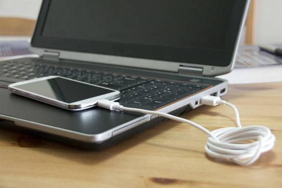 Por ser mais leve que o chumbo, o l&iacute;tio tem sido utilizado na confec&ccedil;&atilde;o de baterias de aparelhos eletr&ocirc;nicos, como notebooks e celulares. (Imagem: Thinkstock)
