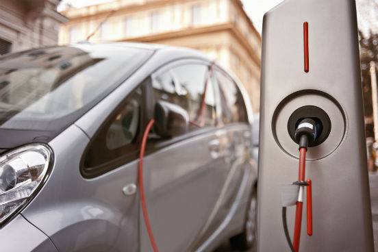 Al&eacute;m disso, devido &agrave; sua leveza e durabilidade, ele tamb&eacute;m &eacute; a mat&eacute;ria-prima para as baterias dos novos carros el&eacute;tricos, que prometem ser o futuro da ind&uacute;stria automobil&iacute;stica. (Imagem: Thinkstock)