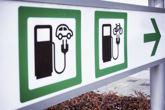 Enquanto muitos afirmam que faltam engenheiros, cientistas e outros profissionais para fazer com que a tecnologia necess&aacute;ria seja desenvolvida no pa&iacute;s em tempo h&aacute;bil, o governo argumenta que o mercado de baterias para carros el&eacute;tricos ser&aacute; relevante somente a partir de 2020 - e que at&eacute; l&aacute; os estudantes bolivianos que ganharam bolsas para estudar em universidades estrangeiras j&aacute; estar&atilde;o formados e produzir&atilde;o o conhecimento que for preciso. (Imagem: Thinkstock)