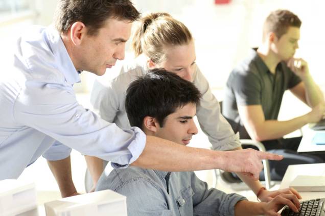 A atualização dos MBAs acontece também pela introdução de novos modelos pedagógicos, que incluem metodologias mais focadas no desenvolvimento do pensamento crítico e no trabalho em equipe. (Imagem: Thinkstock) A atualização dos MBAs acontece também pela introdução de novos modelos pedagógicos, que incluem metodologias mais focadas no desenvolvimento do pensamento crítico e no trabalho em equipe. (Imagem: Thinkstock)
