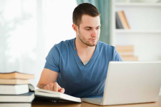 A flexibilidade é o principal fator. Além de permitir que o aluno crie seu próprio ritmo e seu próprio plano de estudos, o certificado de um curso a distância tem o mesmo valor que o certificado de um curso presencial. (Imagem: Thinkstock) A flexibilidade é o principal fator. Além de permitir que o aluno crie seu próprio ritmo e seu próprio plano de estudos, o certificado de um curso a distância tem o mesmo valor que o certificado de um curso presencial. (Imagem: Thinkstock)