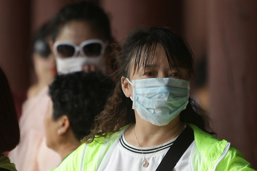 O Mers-CoV pertence à família do coronavírus que originou a Síndrome Respiratória Aguda Grave (Sars, do inglês Severe Acurate Respiratory Syndrome), doença que infectou mais de 8 mil pessoas e levou 800 delas à morte em uma epidemia global que ocorreu no ano de 2003. Mas, desde 2004 nenhum caso de Sars foi relatado mundialmente. (Imagem: Chung Sung-Jun/Getty Images) O Mers-CoV pertence à família do coronavírus que originou a Síndrome Respiratória Aguda Grave (Sars, do inglês Severe Acurate Respiratory Syndrome), doença que infectou mais de 8 mil pessoas e levou 800 delas à morte em uma epidemia global que ocorreu no ano de 2003. Mas, desde 2004 nenhum caso de Sars foi relatado mundialmente. (Imagem: Chung Sung-Jun/Getty Images)