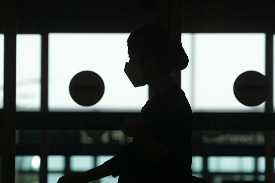 A Mers é menos contagiosa que a Sars, mas apresenta uma taxa de letalidade maior. Segundo a Organização Mundial da Saúde (OMS), 38% dos contaminados pela Mers acabam morrendo, enquanto para a Sars essa taxa era de aproximadamente 6%. (Imagem: Chung Sung-Jun/Getty Images) A Mers é menos contagiosa que a Sars, mas apresenta uma taxa de letalidade maior. Segundo a Organização Mundial da Saúde (OMS), 38% dos contaminados pela Mers acabam morrendo, enquanto para a Sars essa taxa era de aproximadamente 6%. (Imagem: Chung Sung-Jun/Getty Images)