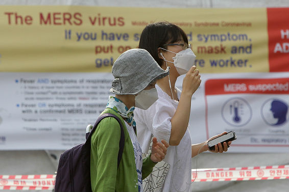 Na Coreia do Sul, mais de 2,3 mil pessoas estão em quarentena (em casa ou em centros de saúde) devido a uma possível exposição ao vírus. Autoridades do país já confirmaram mais de 60 casos de contágio e 5 mortes desde maio deste ano. (Imagem: Chung Sung-Jun/Getty Images) Na Coreia do Sul, mais de 2,3 mil pessoas estão em quarentena (em casa ou em centros de saúde) devido a uma possível exposição ao vírus. Autoridades do país já confirmaram mais de 60 casos de contágio e 5 mortes desde maio deste ano. (Imagem: Chung Sung-Jun/Getty Images)