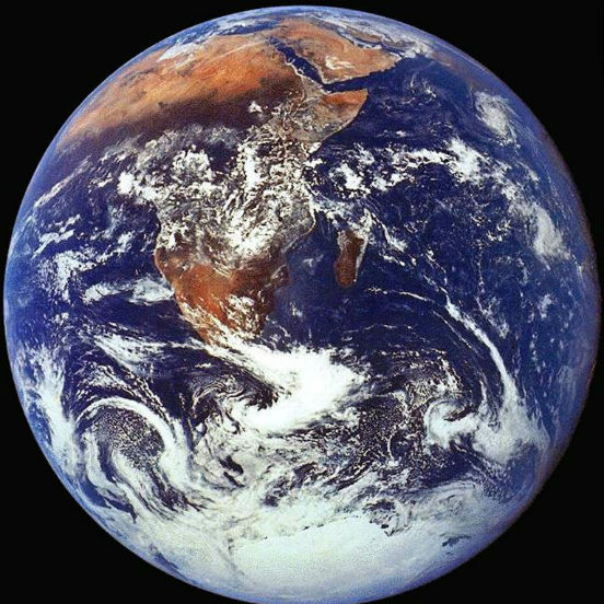Ao todo, o planeta Terra realiza 14 movimentos. Os mais importantes deles são a rotação e a translação. (Imagem: NASA/Hulton Archive/Getty Images) Ao todo, o planeta Terra realiza 14 movimentos. Os mais importantes deles são a rotação e a translação. (Imagem: NASA/Hulton Archive/Getty Images)