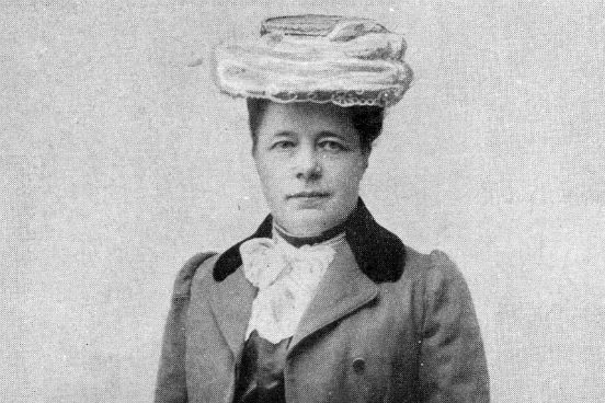 Nascida em 1858 na Suécia, <strong>Selma Lagerlöf</strong> foi a primeira mulher a ganhar um Prêmio Nobel de Literatura, em 1909. Ela também foi a primeira mulher a fazer parte da Academia Sueca, em 1914. Seu trabalho inclui romances históricos e um livro infantil bastante popular chamado A Maravilhosa Viagem de Nils Holgersson através da Suécia.